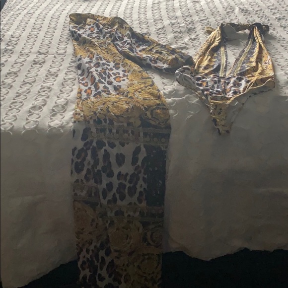 One piece low cut swimsuit - Picture 3 of 3